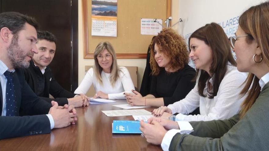 El grupo municipal del PP reunido con la diputada Gazcó