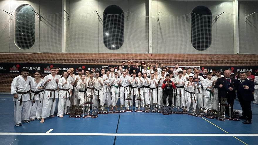 Los karatekas ribereños se cuelgan 55 medallas en el estatal de Murcia