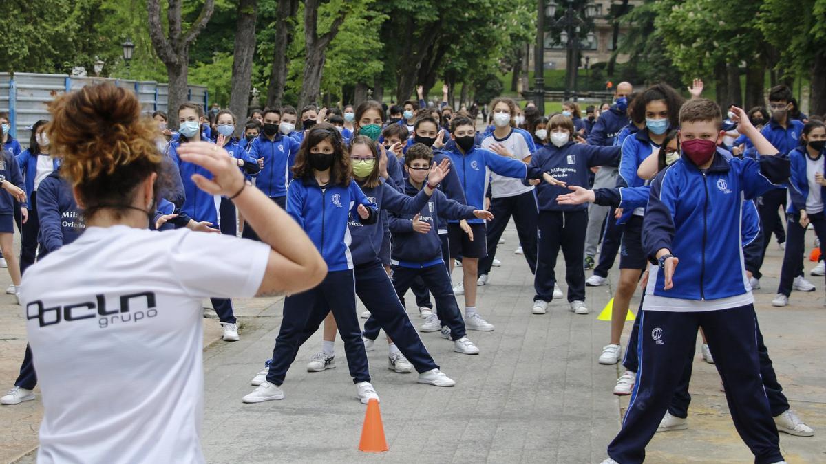 Clase de zumba en el Campo de San Francisco, con motivo del Día de la Educación.