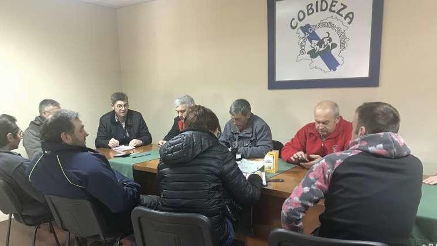 Asistentes a la reunión celebrada ayer en Cobideza.