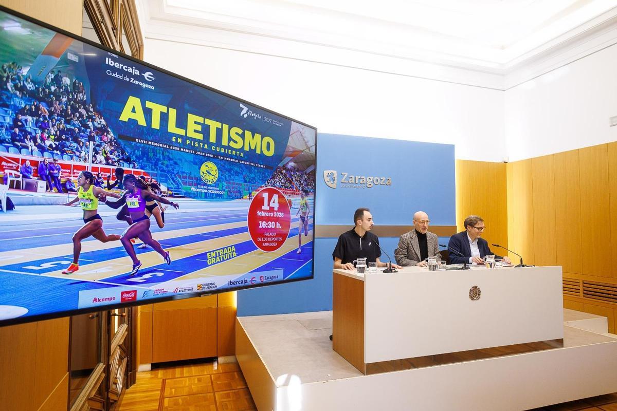 Eduardo Menacho, atleta, Félix Brocate, concejal de Deportes, y Rafael Guerras, presidente de Alcampo-Scorpio 71.