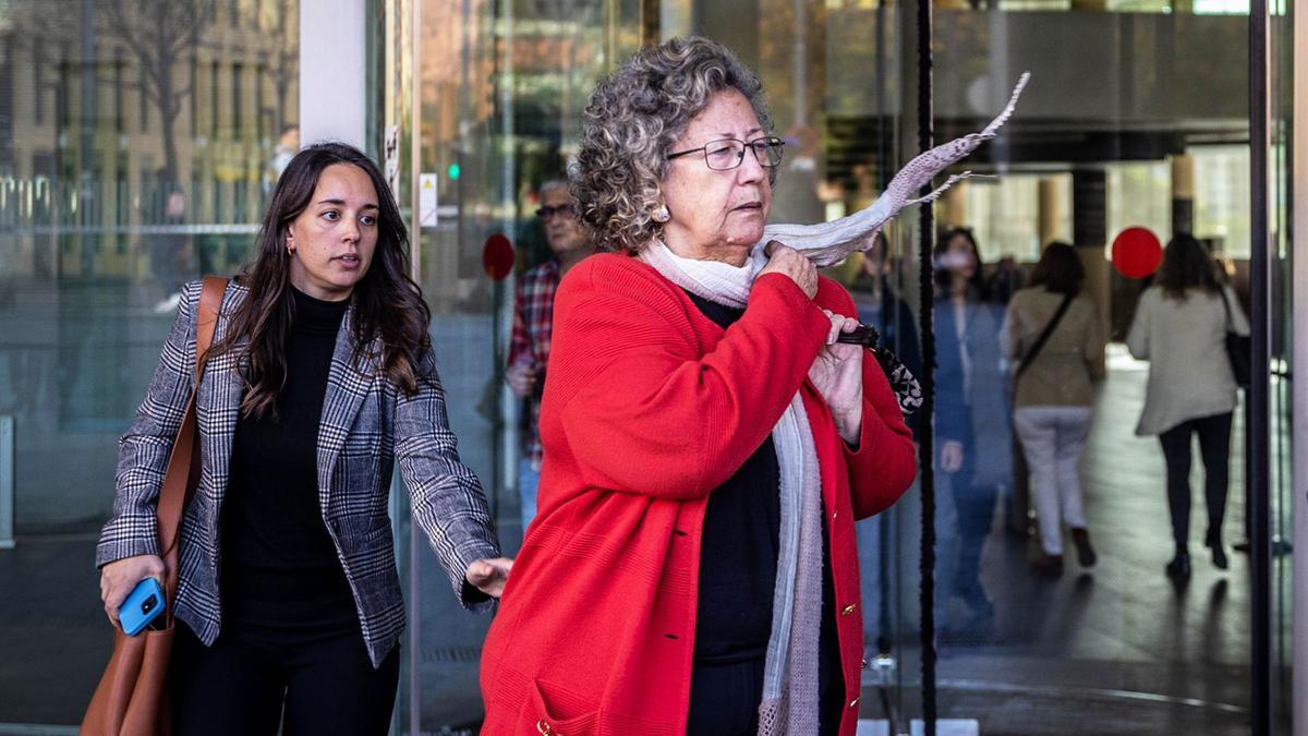 Mercè Mir, la mujer de Jordi Montull, saliendo de los juzgados, este miercoles.