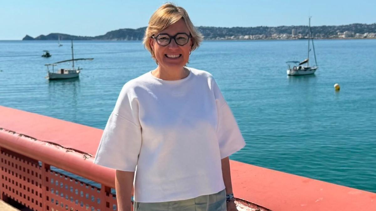 La alcaldesa de Xàbia, Rosa Cardona, con la bahía al fondo