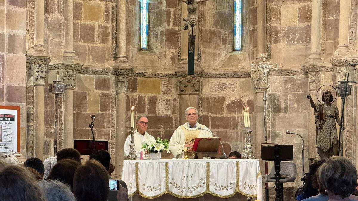Carlos Capellán, oficiando una misa.