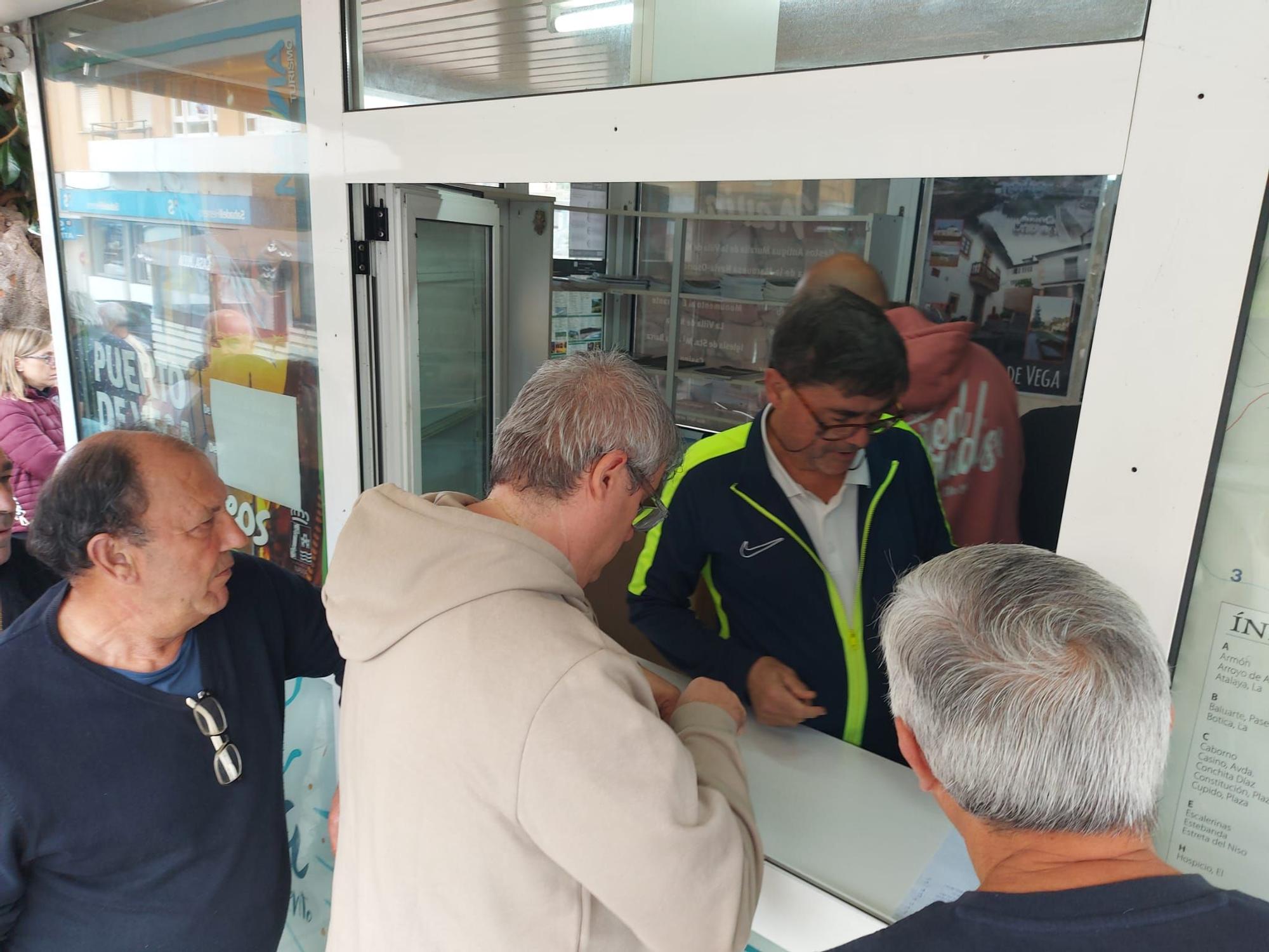 En imágenes: Colas en Puerto de Vega para conseguir una entrada para el partido de la Copa del Rey