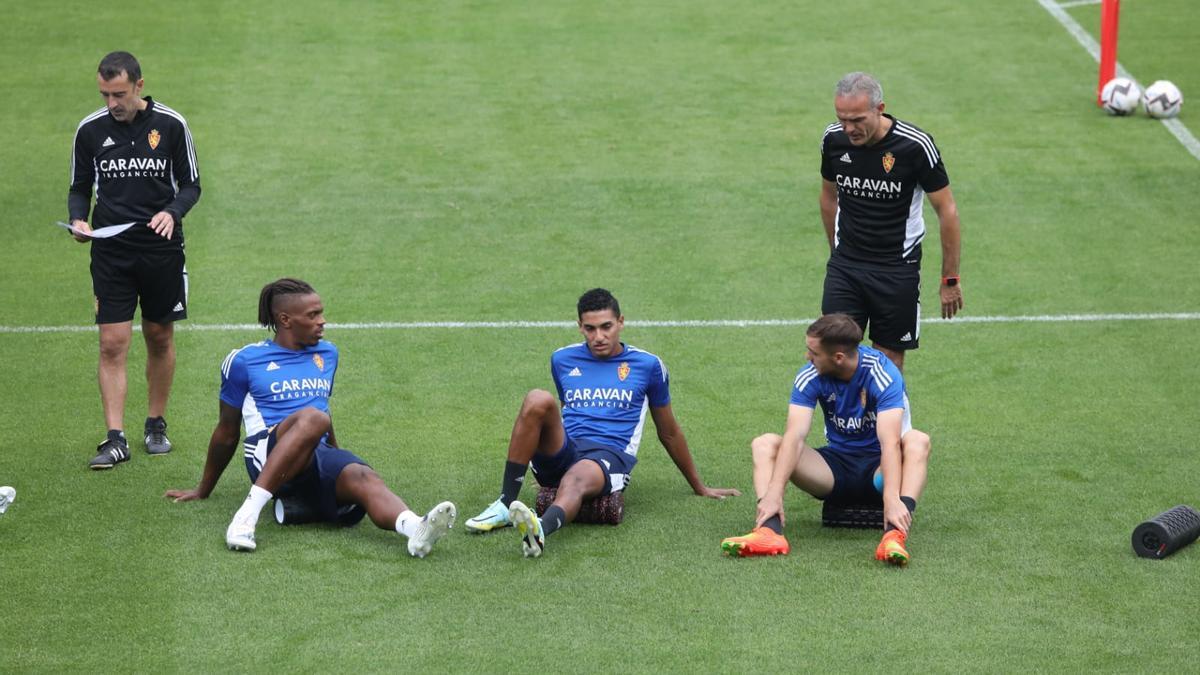 Carcedo y Javi Suárez hablan con Gueye, Fuentes y Vada, tres probables novedades en el once, este jueves