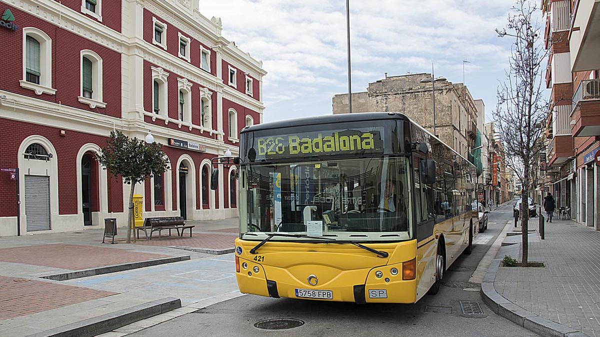 Autobús urbano en la ciudad de Badalona.