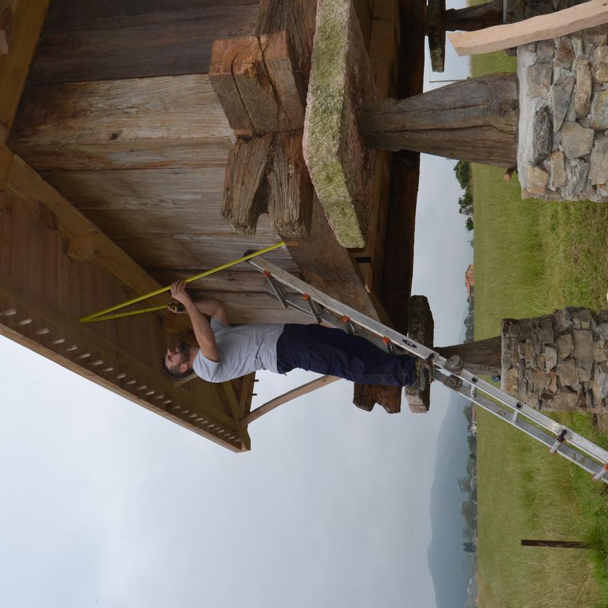 Cudillero vuelve a tener su hórreo de postal en el campo de la Regalina