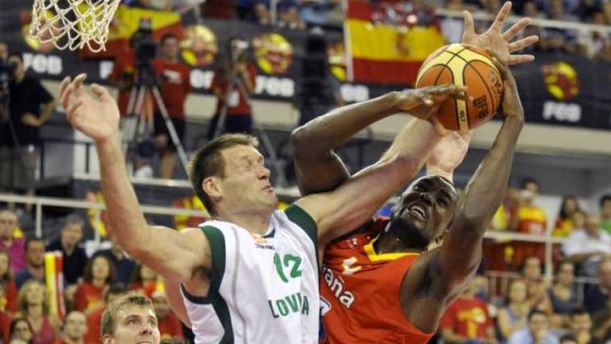 Ibaka y Jagoknik durante el España-Eslovenia de agosto.