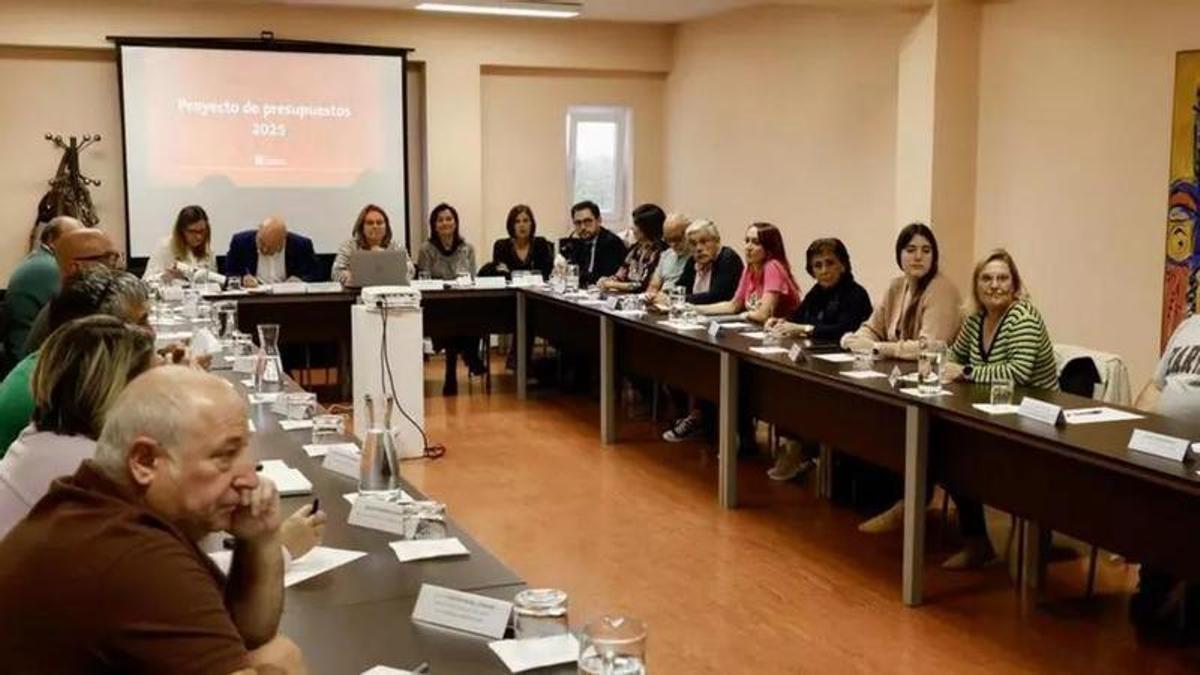 Una pasada reunión del consejo del distrito Oeste.