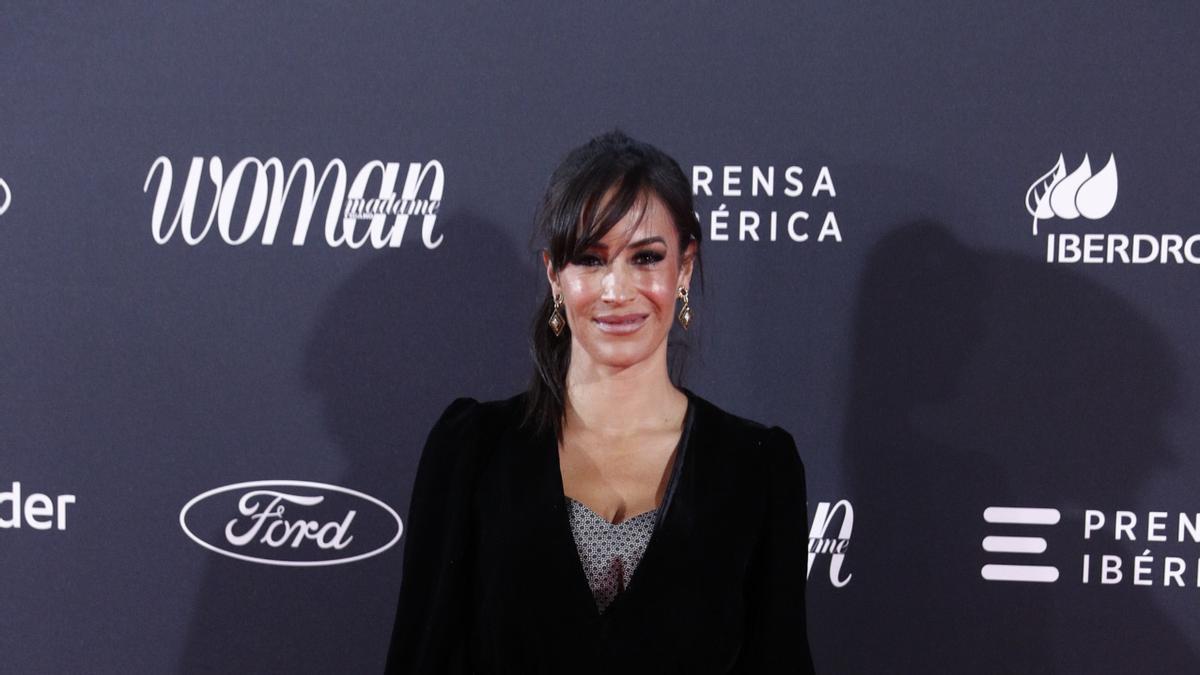 Begoña Villacís lo apuesta todo al negro en los Premios Woman Planet