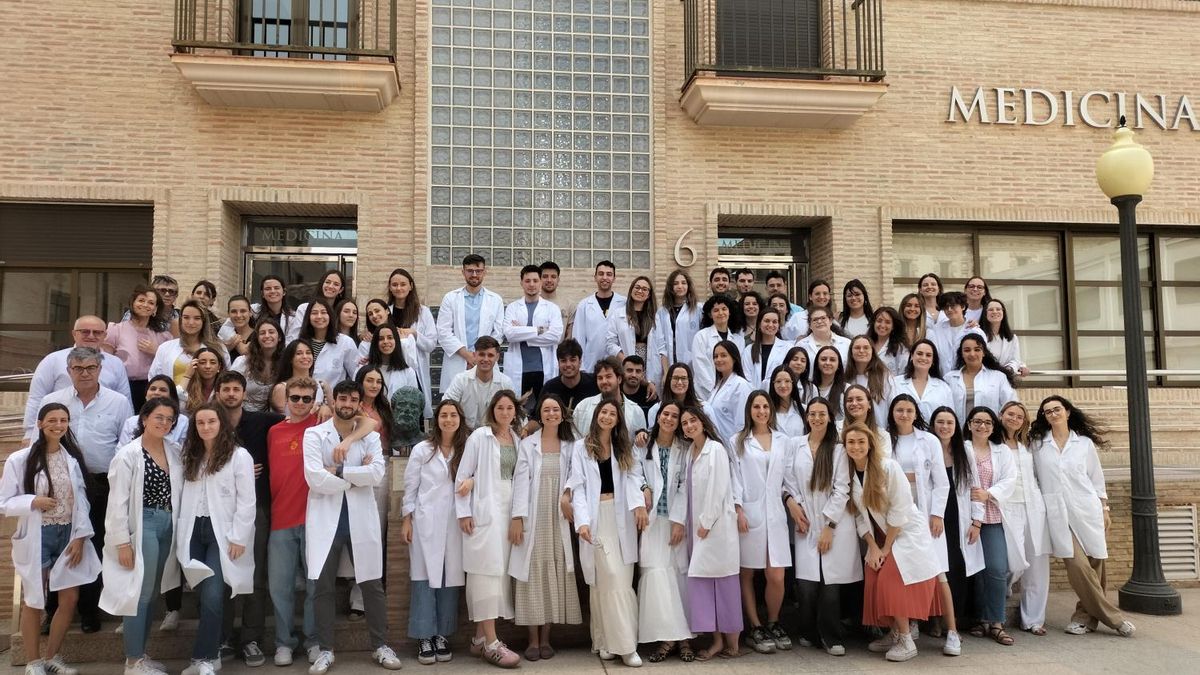 Estudiantes de la 7ª promoción del Grado en Medicina de la UCAM, en el Campus de Murcia.