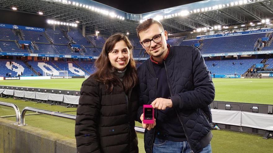 Sofía Sampaiño y Sergio Blanco posan con el anillo en Riazor.  | // L. O.