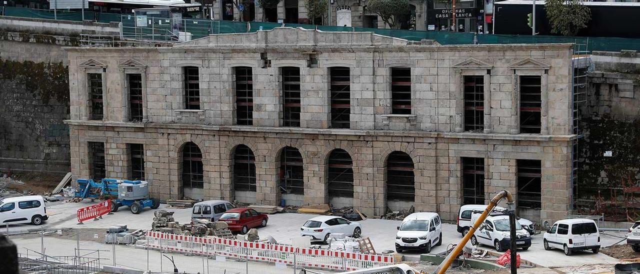 La fachada de la antigua estación del ferrocarril se ha reconstruido pegada al muro de Urzáiz.