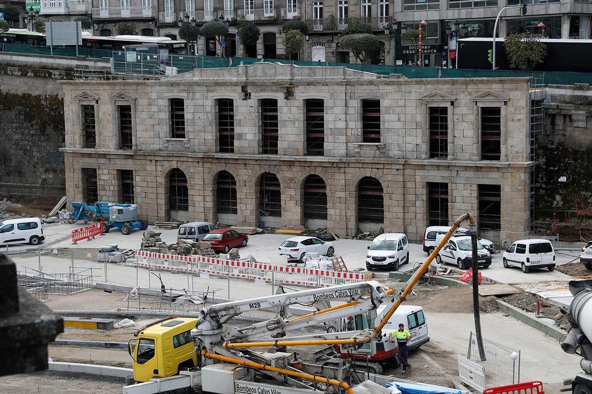 La fachada de la antigua estación del ferrocarril se ha reconstruido pegada al muro de Urzáiz.