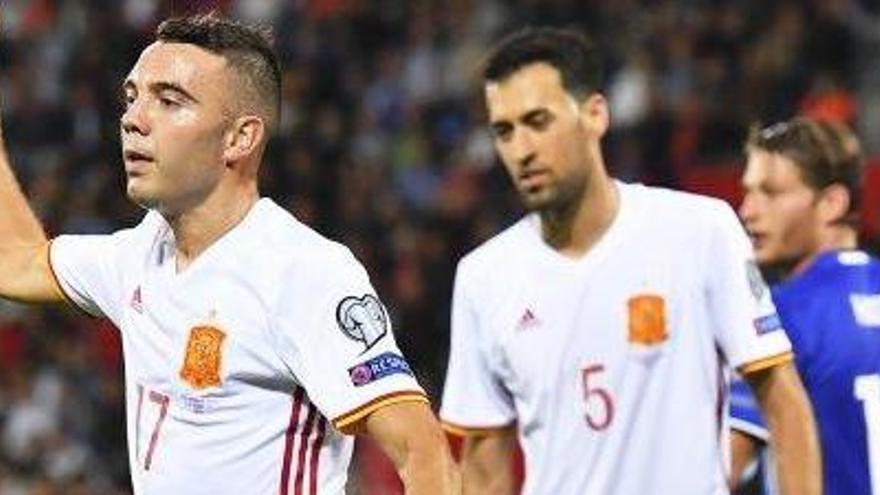 Iago Aspas, autor de dos gols, en celebra un davant de Busquets