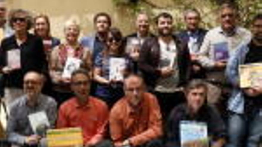 Fotografia de família dels autors tarragonins i ebrencs que presenten novetats per Sant Jordi