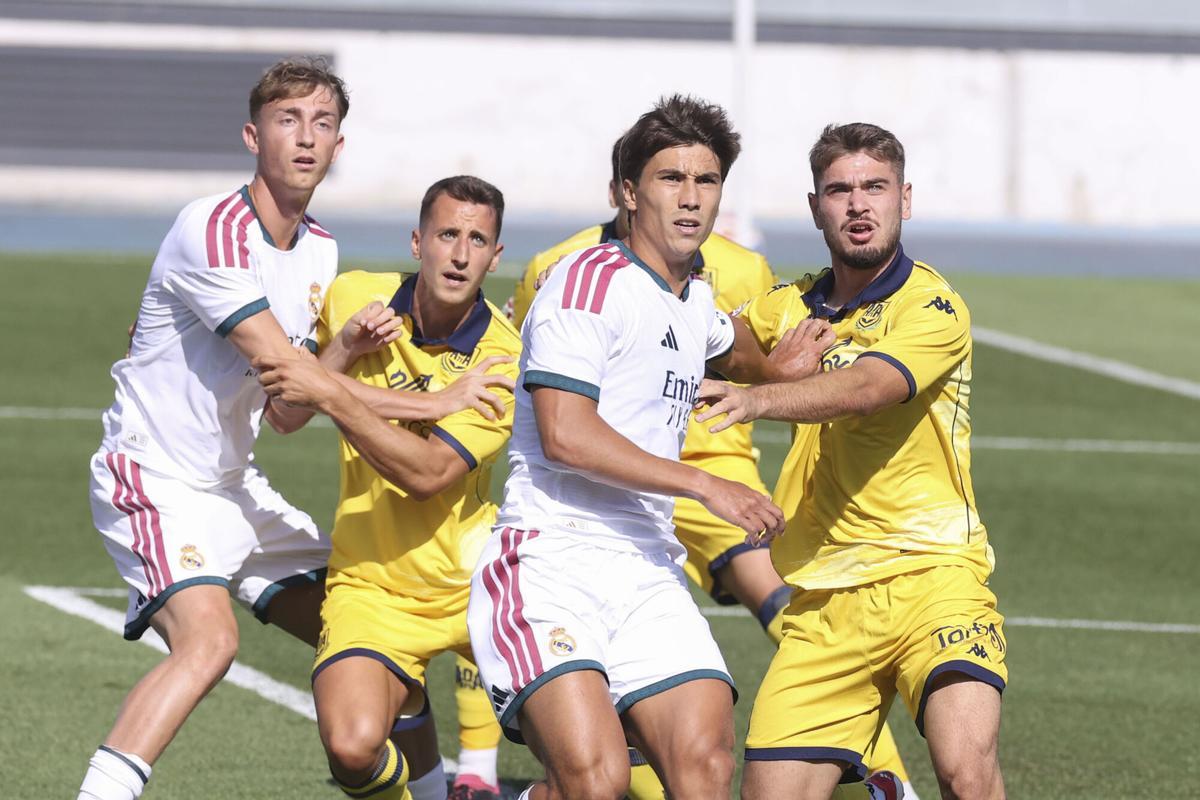 Los jugadores del Real Madrid Dean Huijsen (i) y Gonzalo García (2d) con dos jugadores del Alcorcón durante el entrenamiento celebrado este viernes en el estadio Alfredo di Stefano, en Madrid.