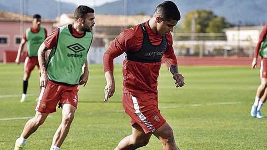 El Cucho Hernández controla el esférico durante un entrenamiento en la Ciudad Deportiva Antonio Asensio.