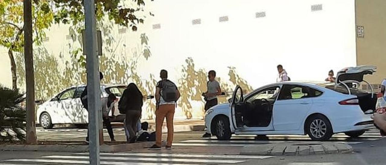 Imagen del conductor del patinete, tirado en el suelo, tras la colisión.