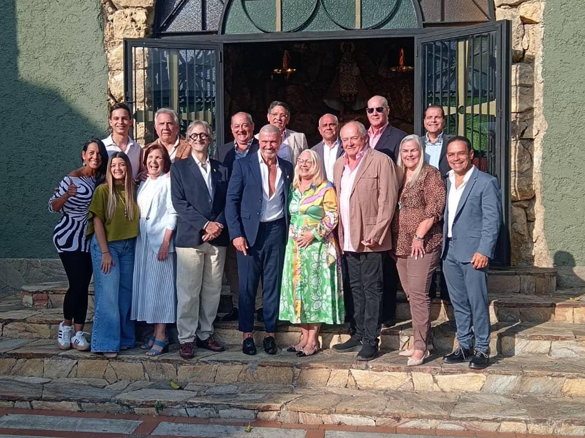 Javier Tárano, en el centro, con traje, con el resto de la junta directiva del Centro Asturiano.