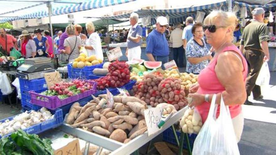 Vendedores ambulantes de los mercadillos de Santa Pola han constituido una asociación para mejorar el servicio de los puestos y aumentar su atractivo.