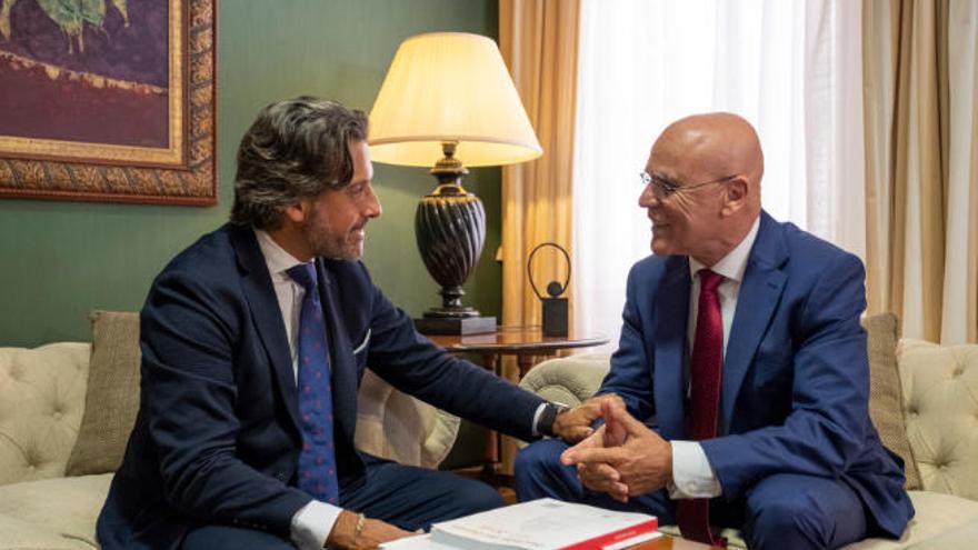 Gustavo Matos (izquierda), ayer durante su reunión con el Diputado del Común, Rafael Yanes.