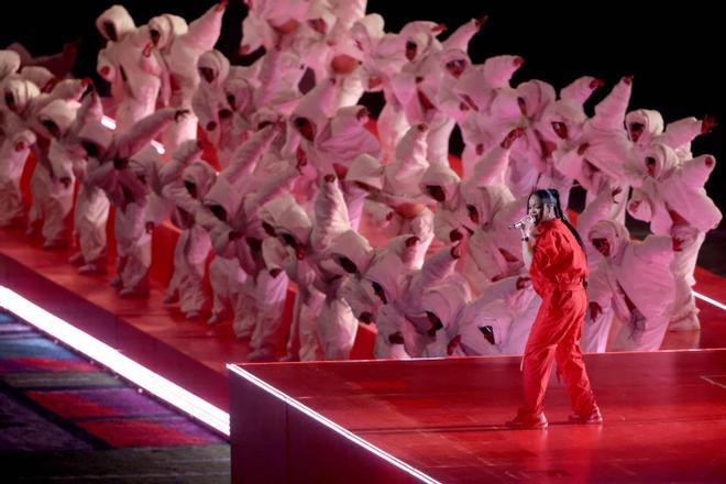 Así ha sido la espectacular actuación de Rihanna en la Super Bowl