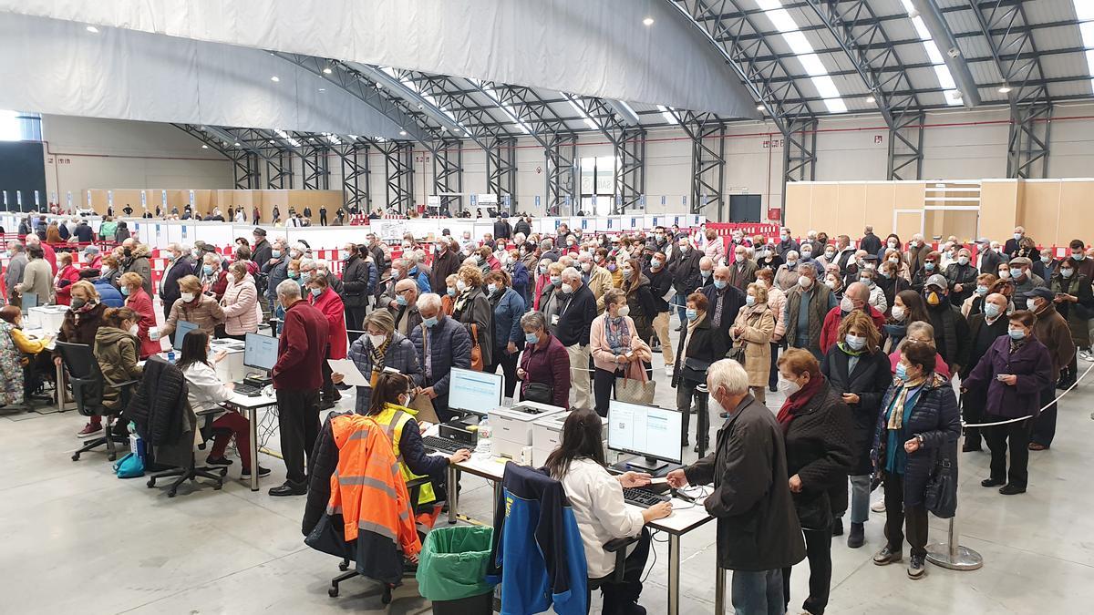 Personas mayores de 70 años aguardan para recibir la dosis de refuerzo, en el IFEVI de Vigo.