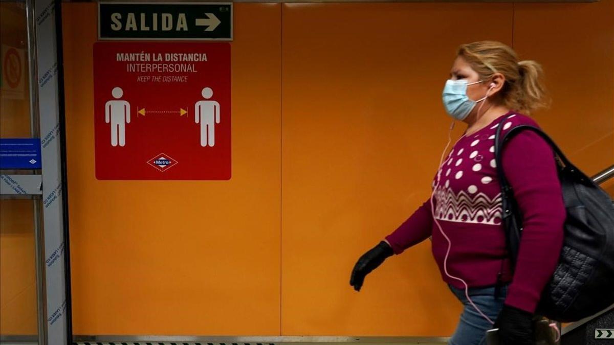 Coronavirus. Una mujer en el metro de Madrid