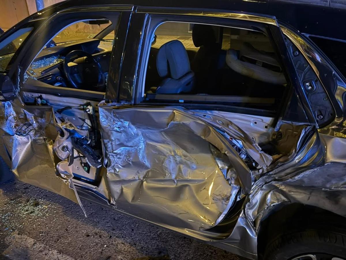Una conductora ebria choca contra varios vehículos y huye en Castelló