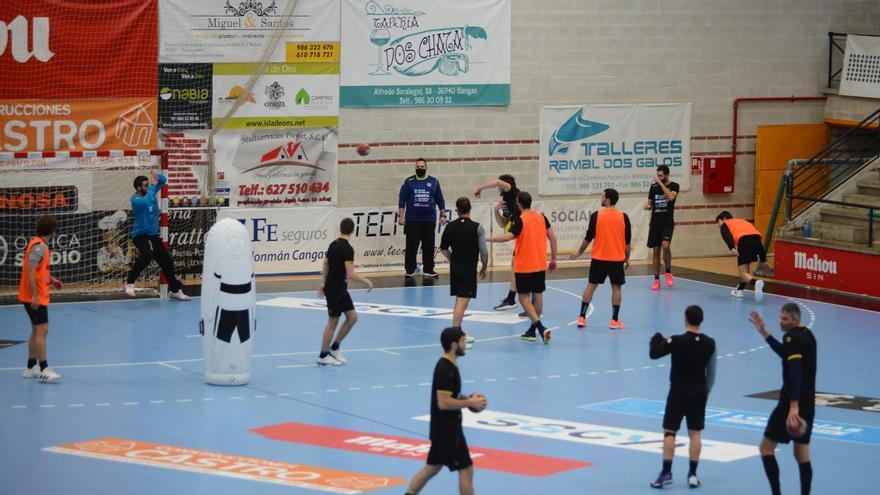 Un momento del entrenamiento de ayer del Balonmán Cangas en la pista de O Gatañal.