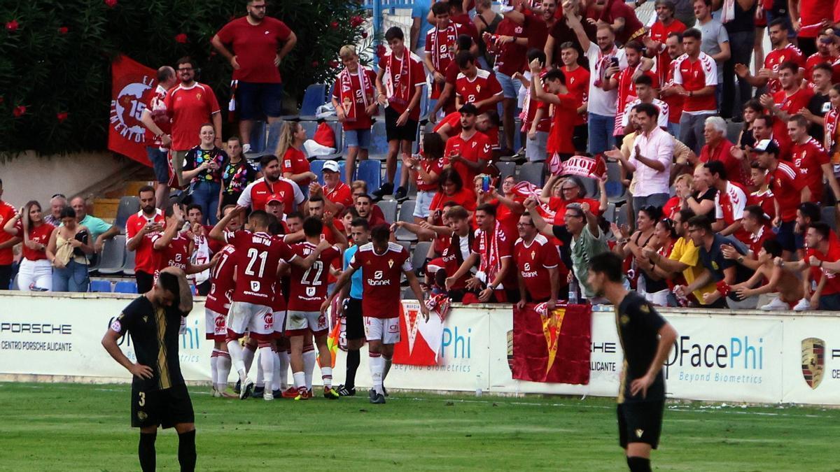 Los jugadores del Murcia celebran su triunfo en el Antonio Solana de Alicante