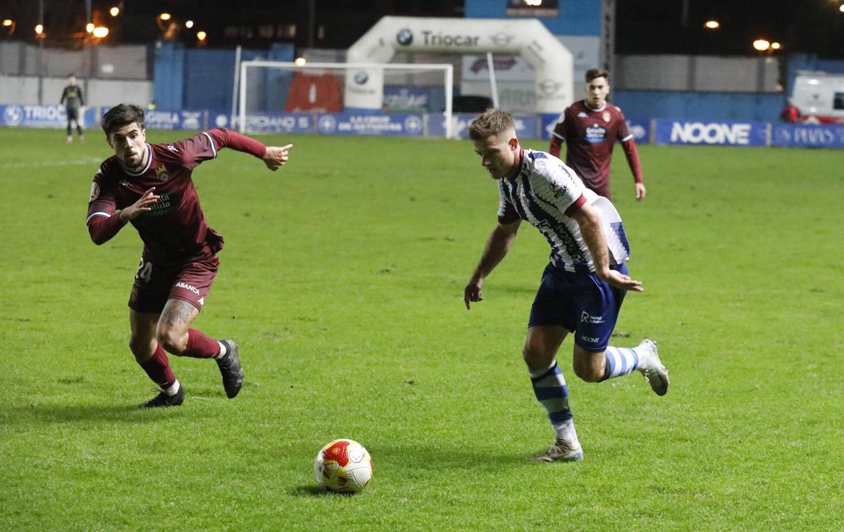 Una jugada del último partido del Avilés