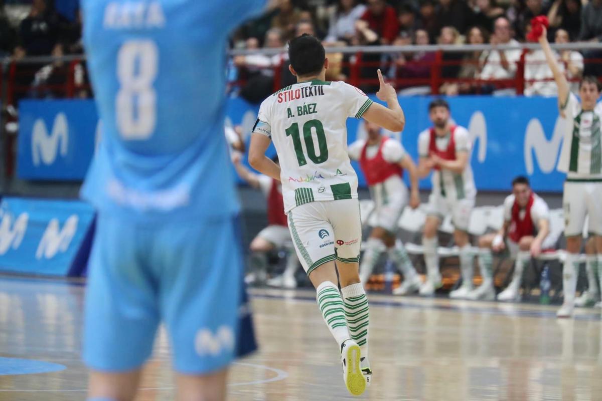 Arnaldo Báez celebra uno de sus dos goles marcados al Movistar Inter.