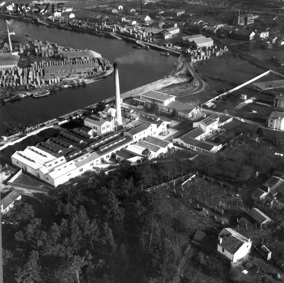 Imagen antigua de Pontecesures en la que se aprecian la villa, el río, Nestlé y, en la parte baja de la foto, el terreno que ocupabala fábrica de Caleras del Ulla.