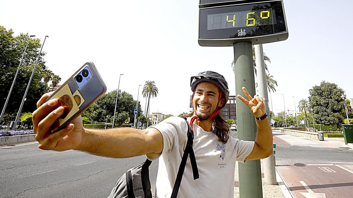 Una persona se hace un selfie en plena ola de calor en Córdoba, en una imagen de archivo.