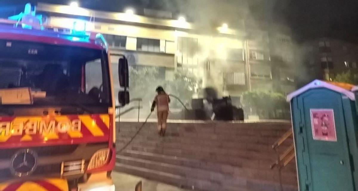 Un bombero en la Plaza de Europa, el lugar del incendio del monumento floral.