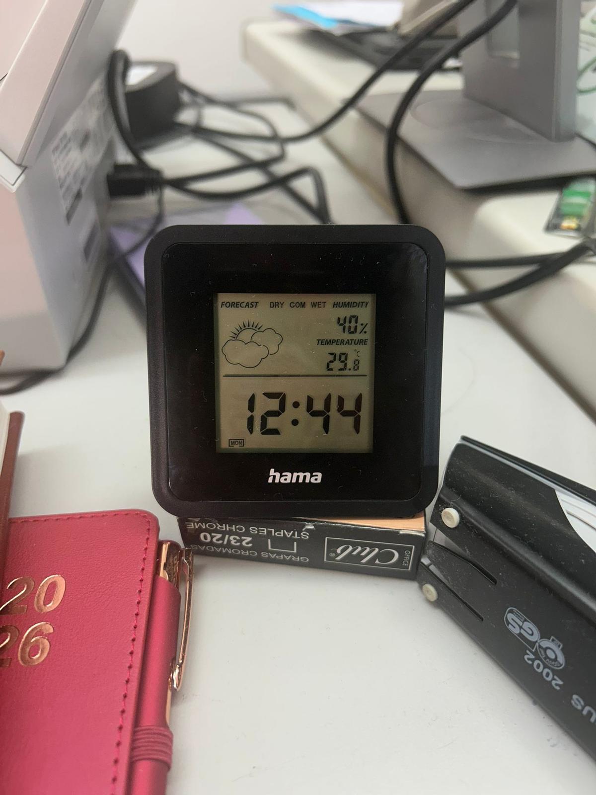 Un termómetro marca más de 29 grados en el tribunal de instancia de Gijón.