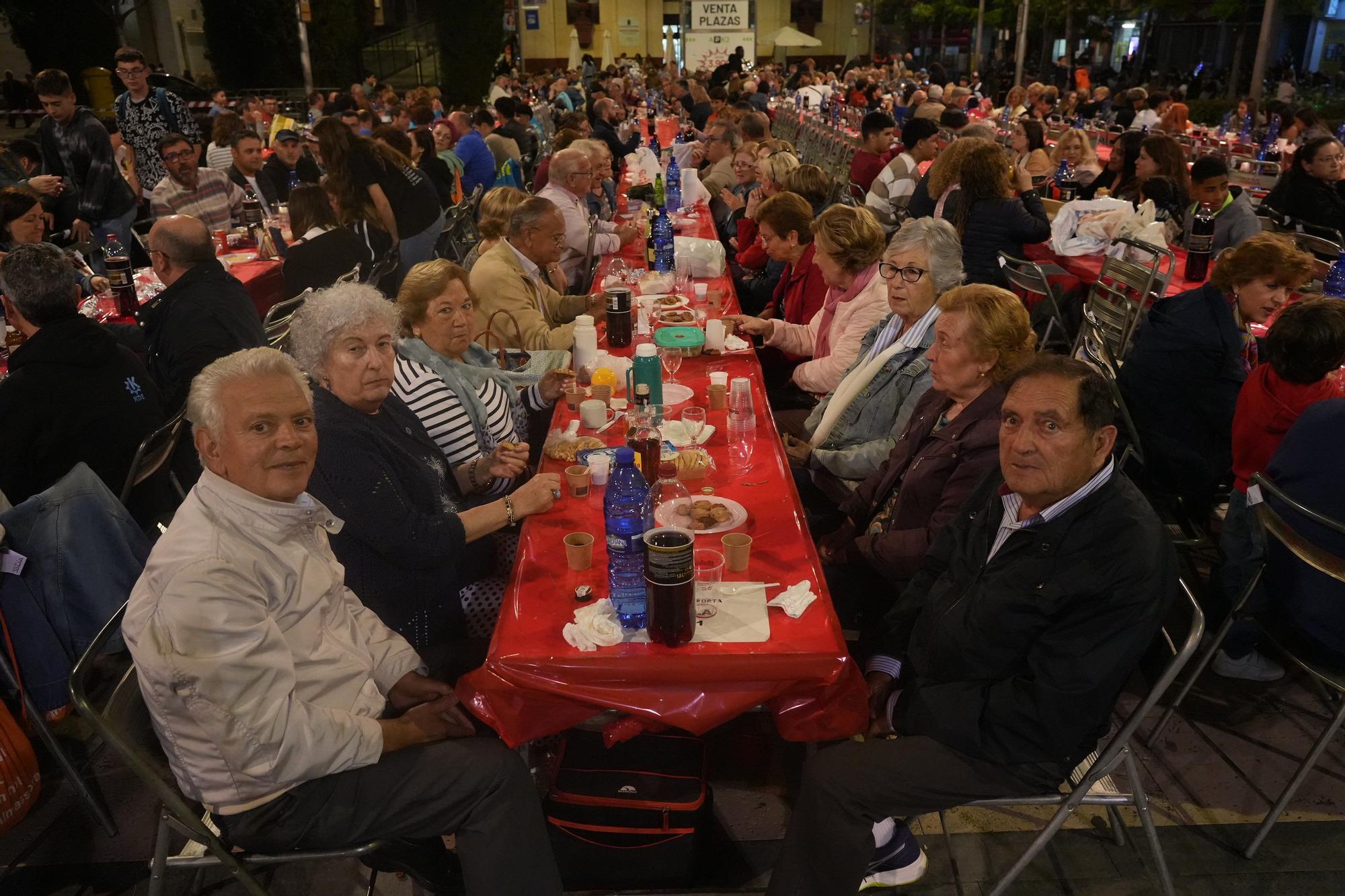 Búscate en la galería de fotos del 'sopar de pa i porta' de las fiestas de Almassora