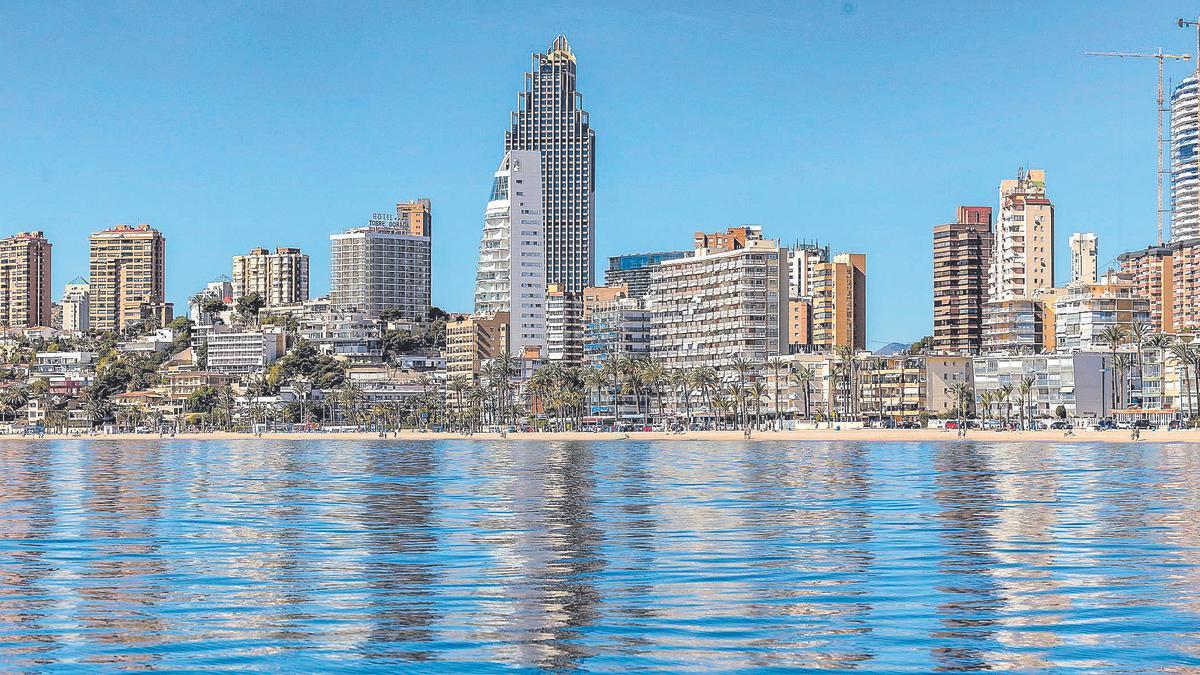 Vista del skyline de Benidorm, con su planta hotelera y apartamentos turísticos.