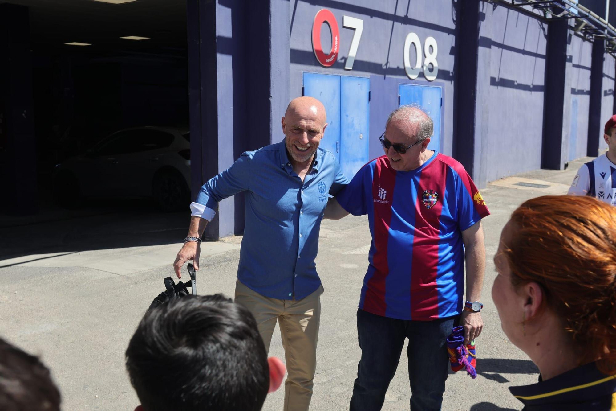Algunos aficionados desean suerte al Levante UD antes de viajar a Buegos