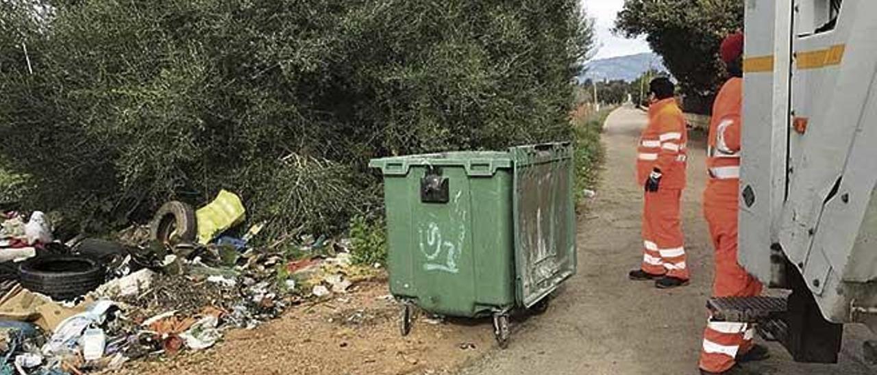 Operarios de la concesionaria retiran los residuos del vertedero del CamÃ­ Vell de Muro.