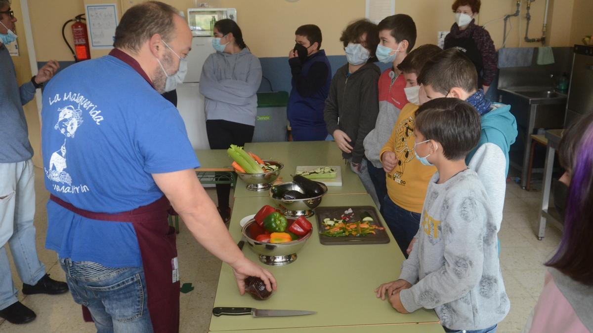 Los escolares de sexto curso de Primaria cortaron verduras y también las degustaron, crudas y a la plancha.