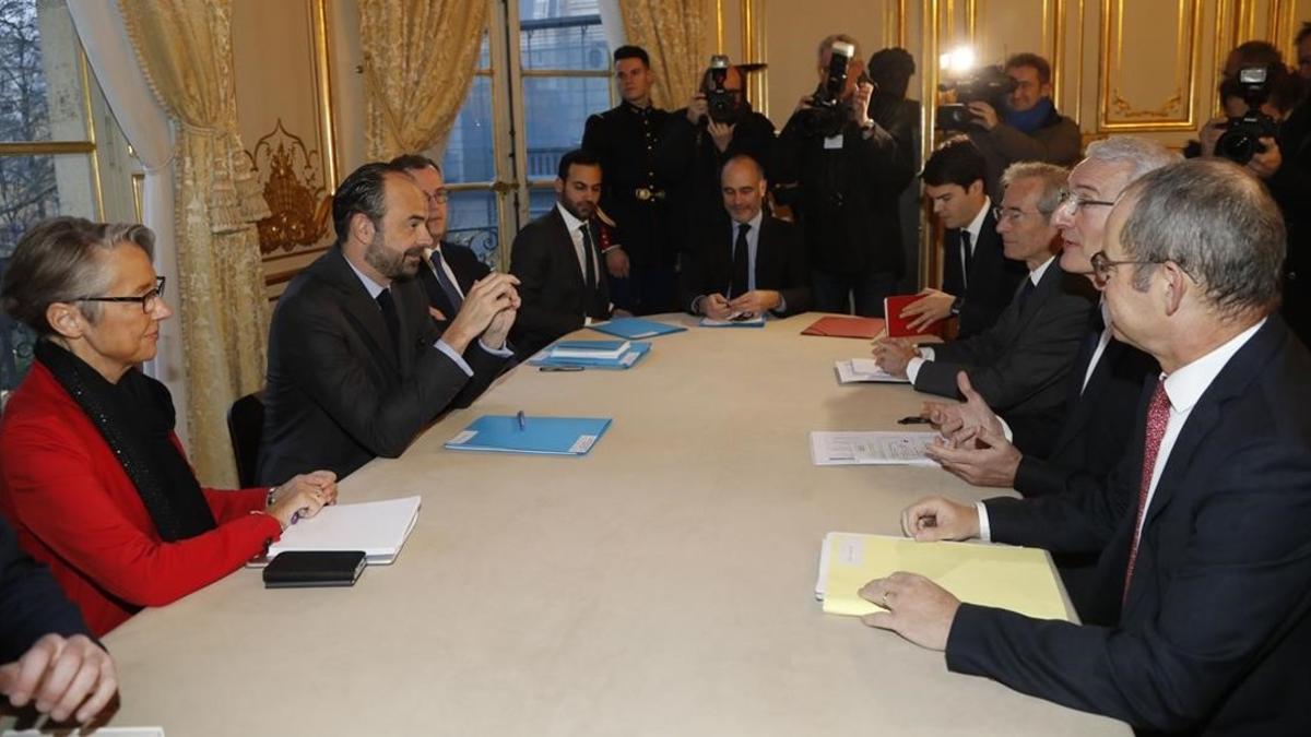 Representantes de la SNCF y del Gobierno, reunidos en París.