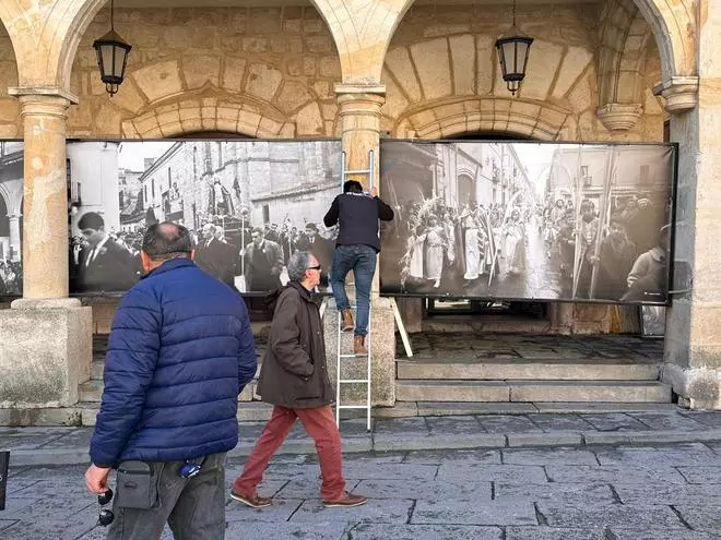 GALERÍA | Decorado el cuartel de la Policía Municipal con fotografías antiguas de la Semana Santa de Zamora