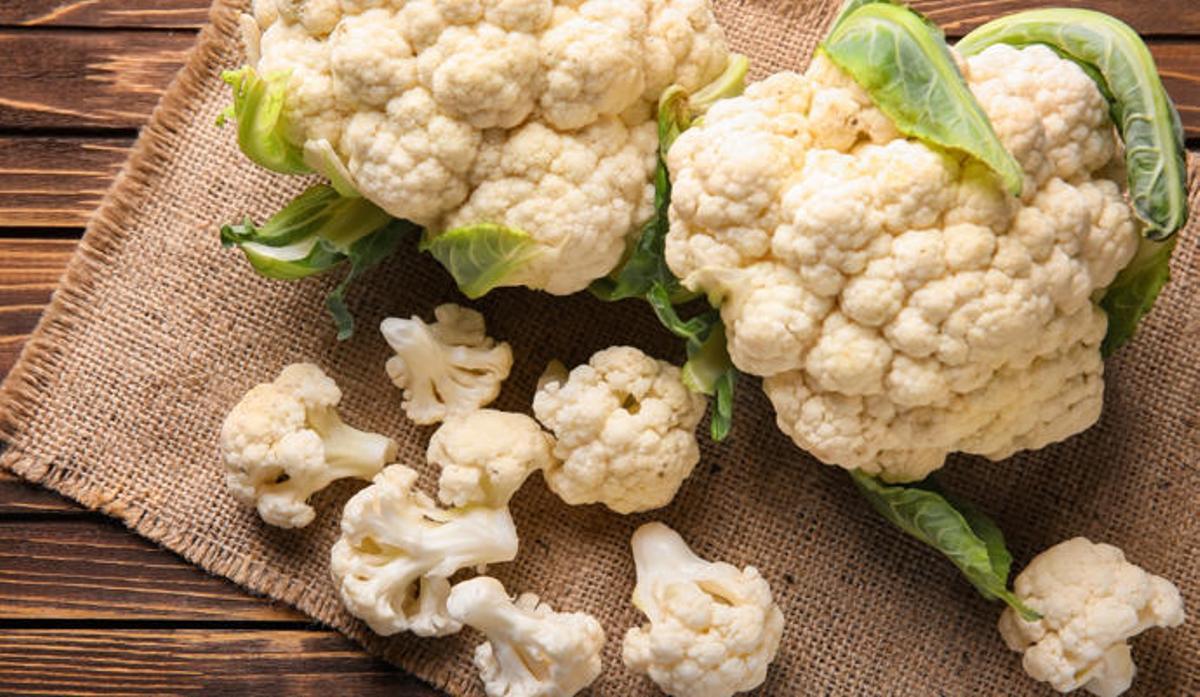 Para escoger la mejor coliflor hay que fijarnos en que el tronco central parezca recién cortado de la planta.