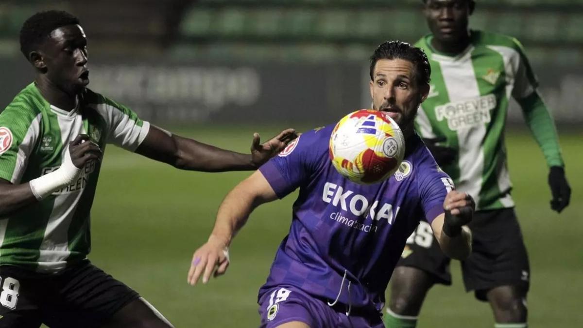 Fran Sol pugna por un balón con dos jugadores del Betis B durante la dolorosa derrota del Hércules el pasado viernes en Sevilla