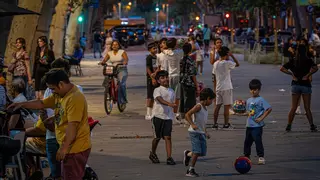 La Ronda de Sant Antoni renace como 'campo de fútbol' para enojo de parte del vecindario