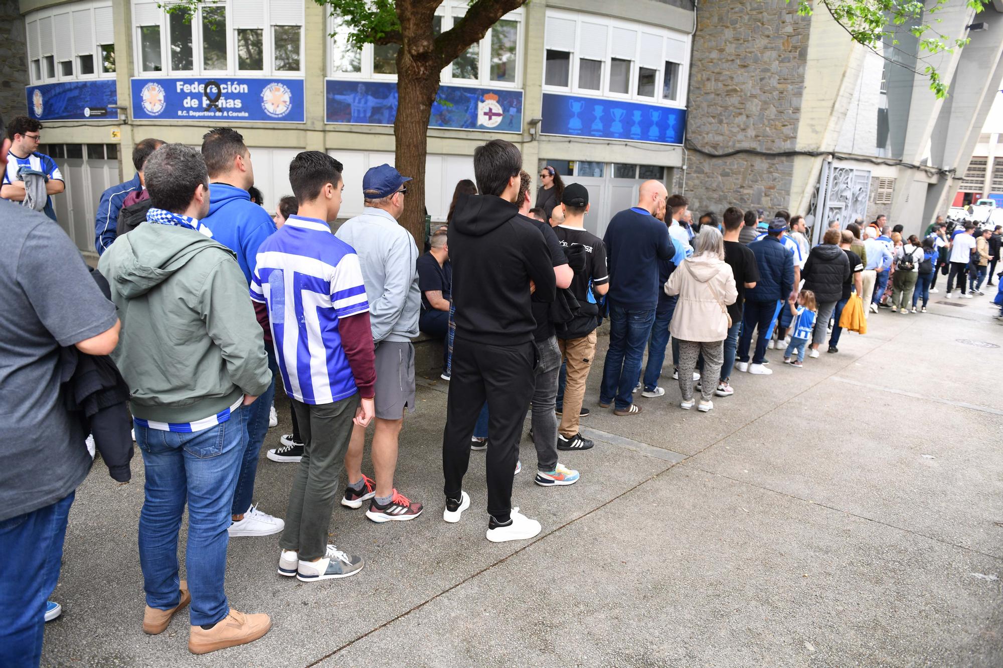 El deportivismo en masa da su último adiós a Arsenio Iglesias en Riazor